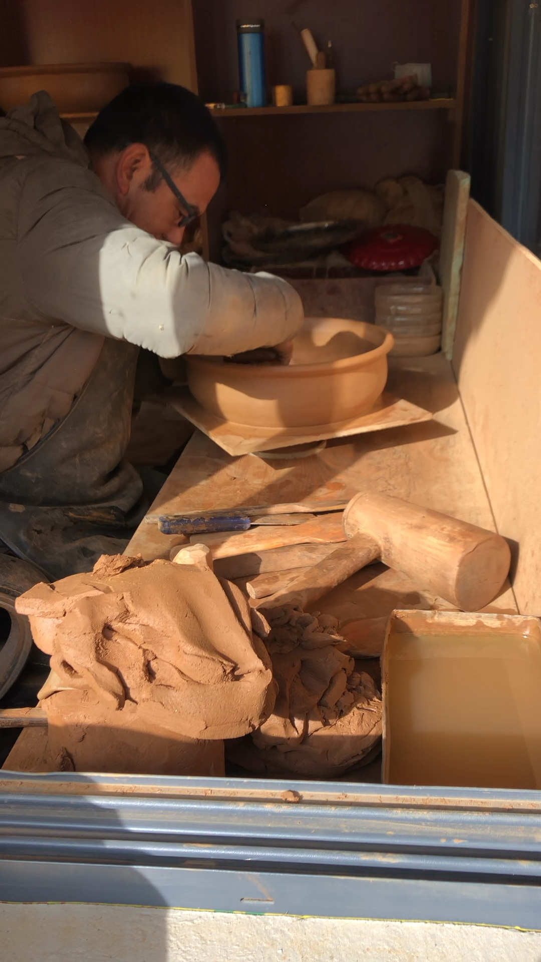 藏族黑土陶制作