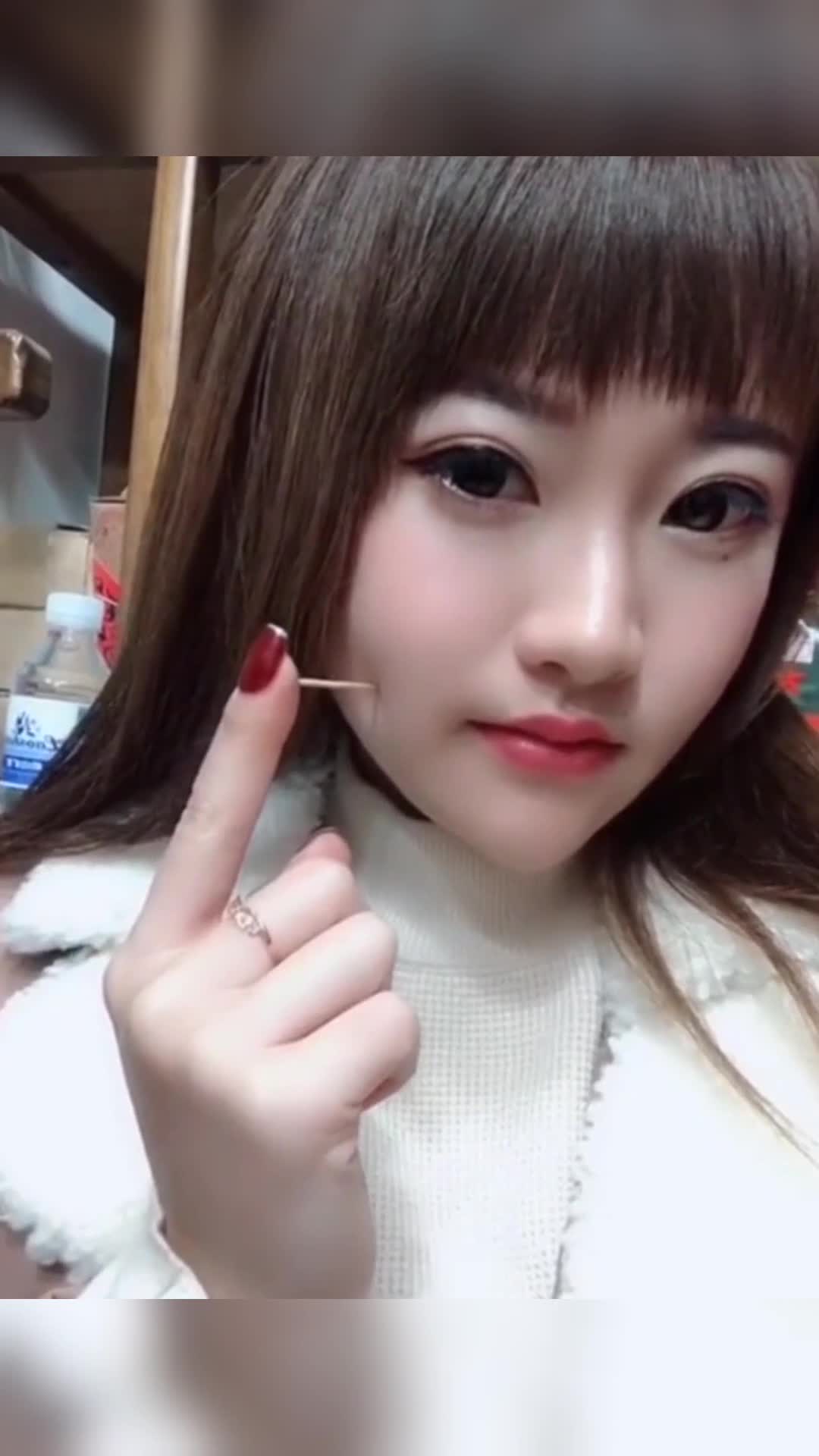 我要上热门#这么漂亮的脸蛋,居然往里面插牙签,美女的绝活太厉害了!