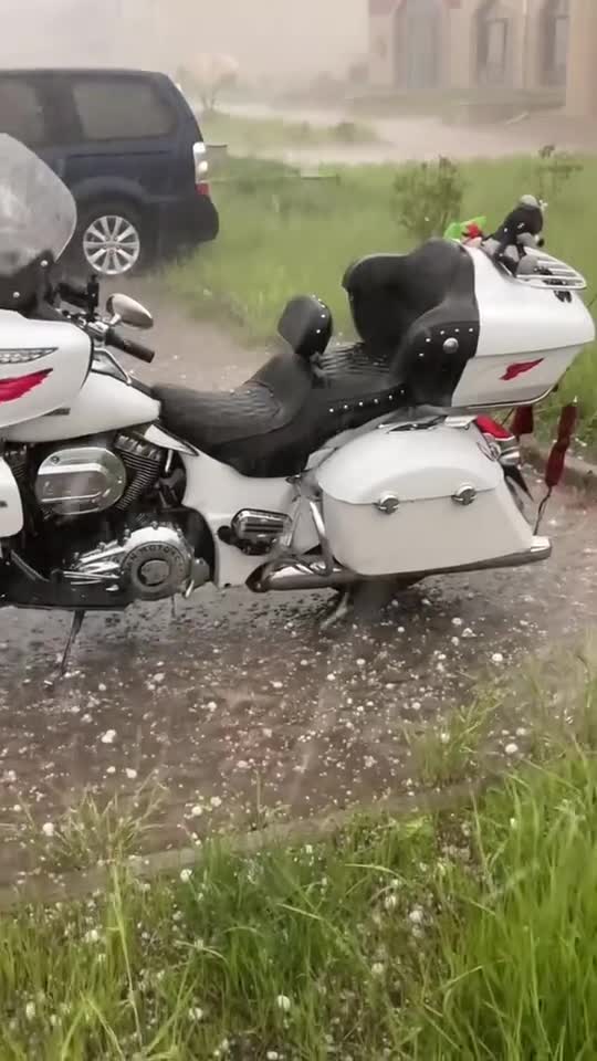 骑行途中突遭冰雹,太心疼我的大白了