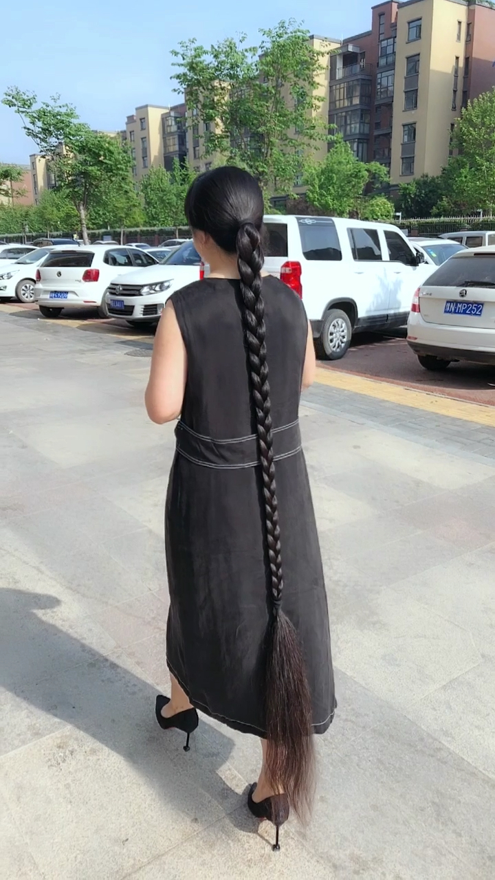 走路兜风,一米八长发甩起来!河南人有没有?