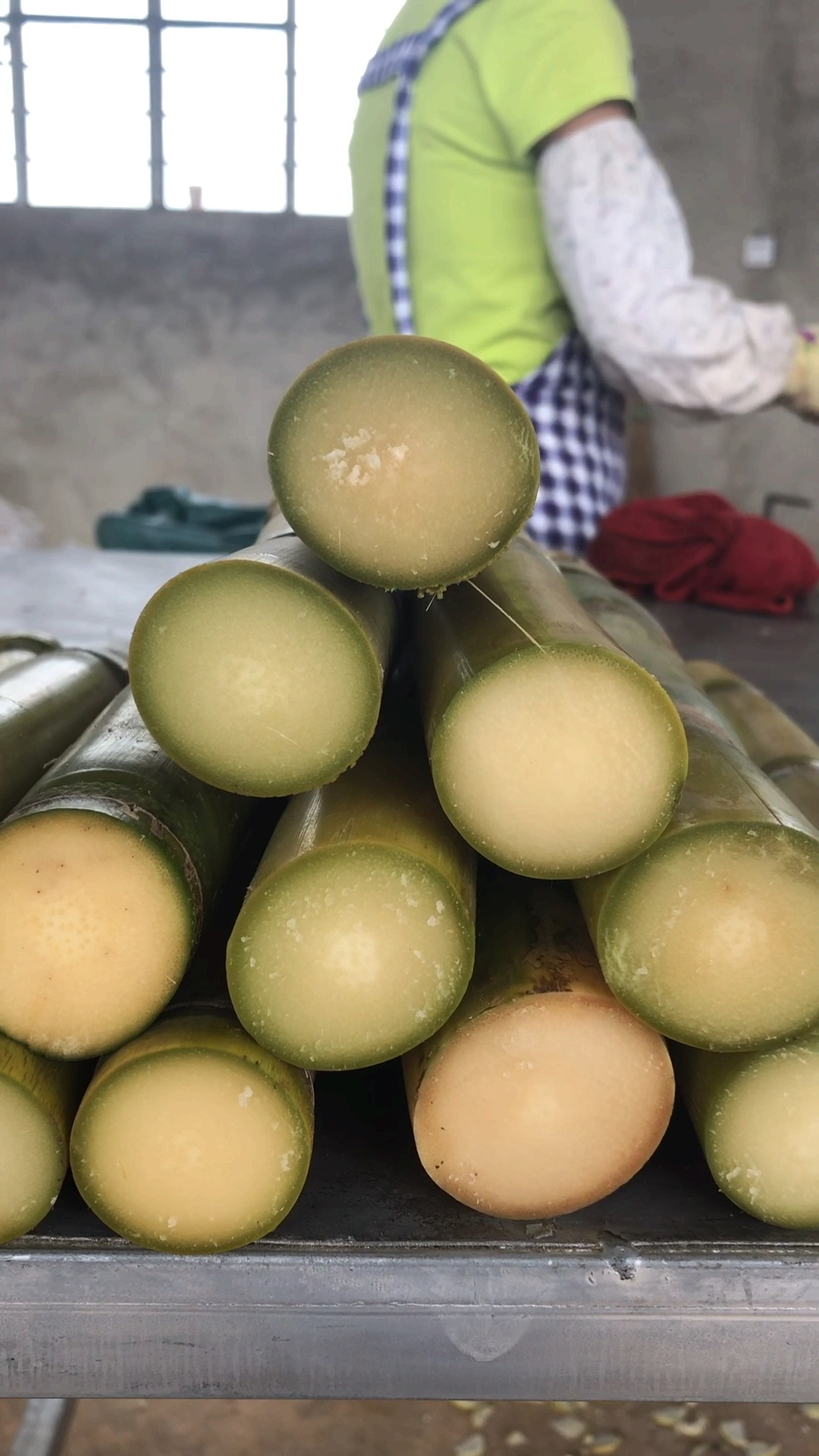 11.11全民high购节#青甘蔗确实好吃,去皮切小段,一口一个