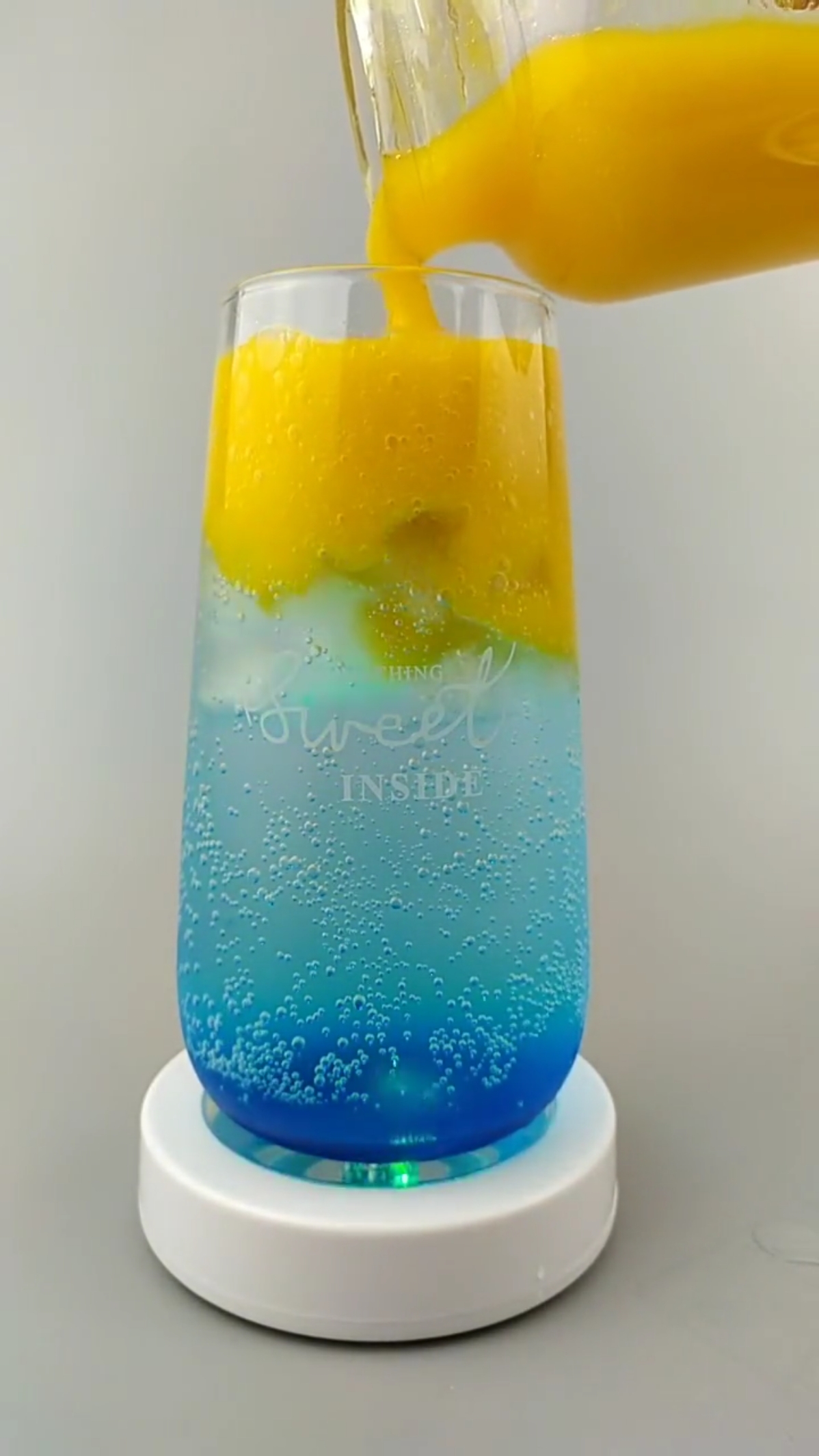 一看就会一喝上瘾的网红饮品  食材:冰块 蓝柑  雪碧