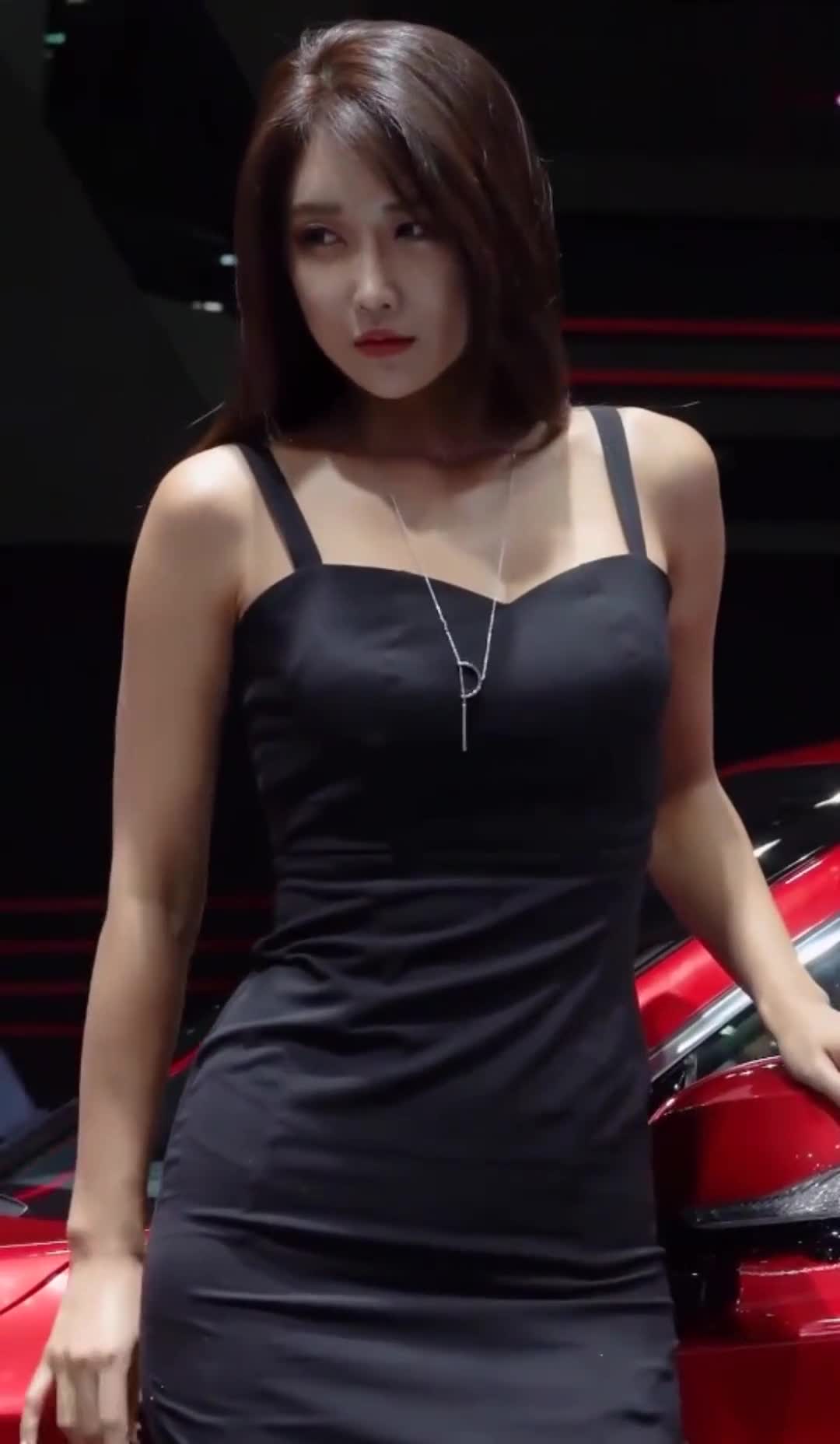 韩国美女车模柳多妍,眼神里充满了自信,太美了-度小视