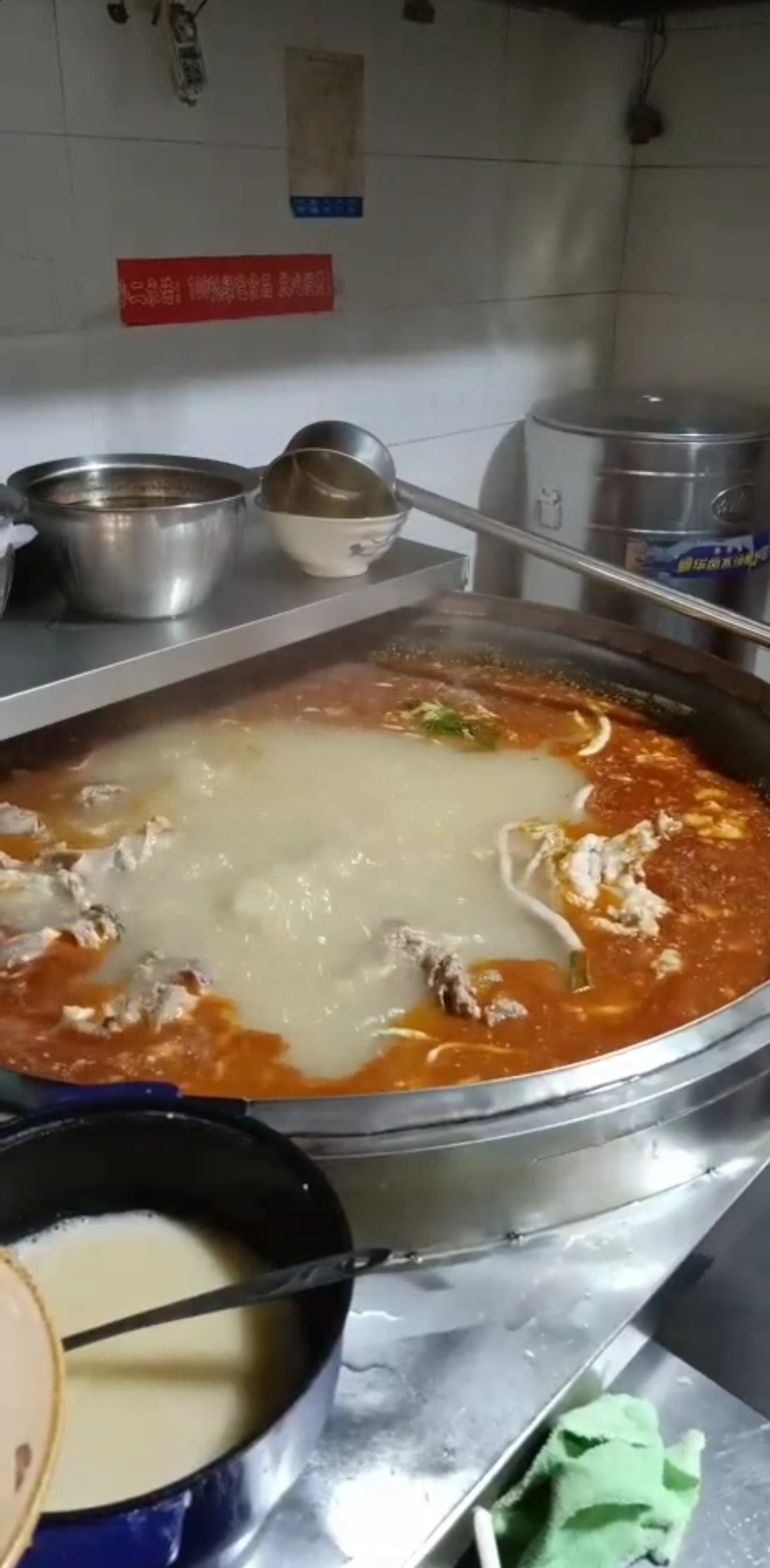 草原那叫真的美#香林苑羊肉粉培训机构实体店大锅熬汤你看过吗?