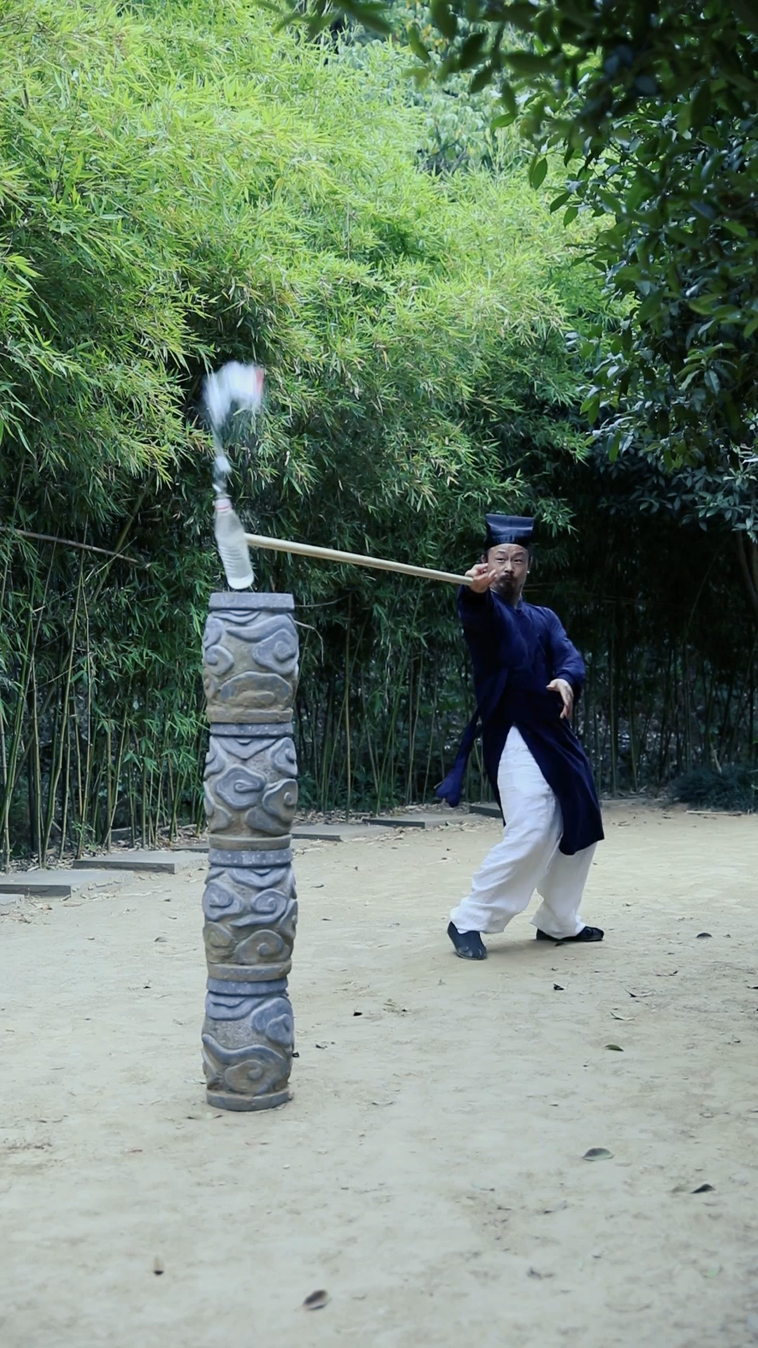 中华功夫陈师行道长展示实战棍法一棍穿瓶