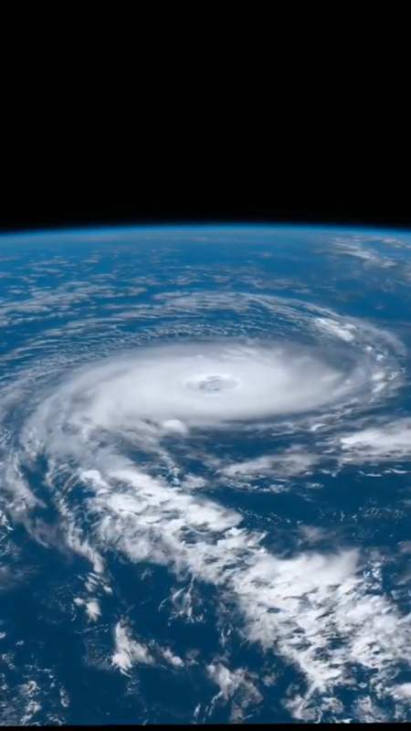 从太空看太平洋上的台风的形成,中心台风眼清晰可见