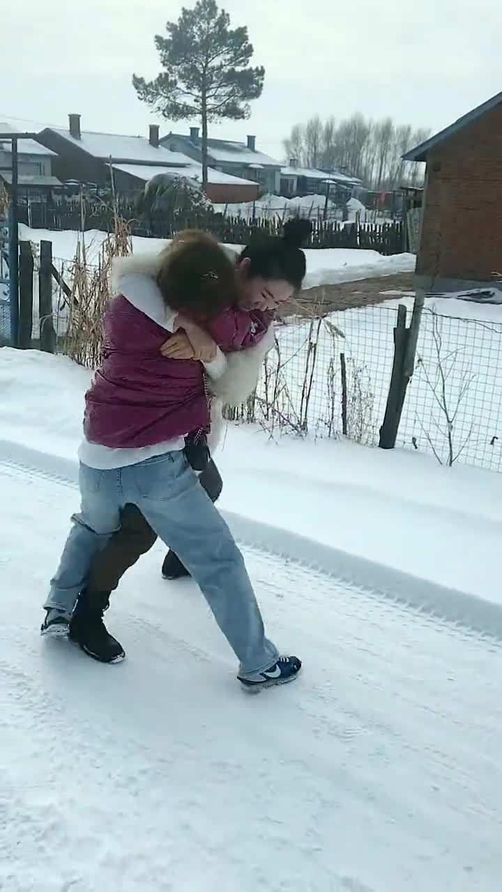 两个女孩在雪地里玩摔跤,我要不要上去阻止一下呢