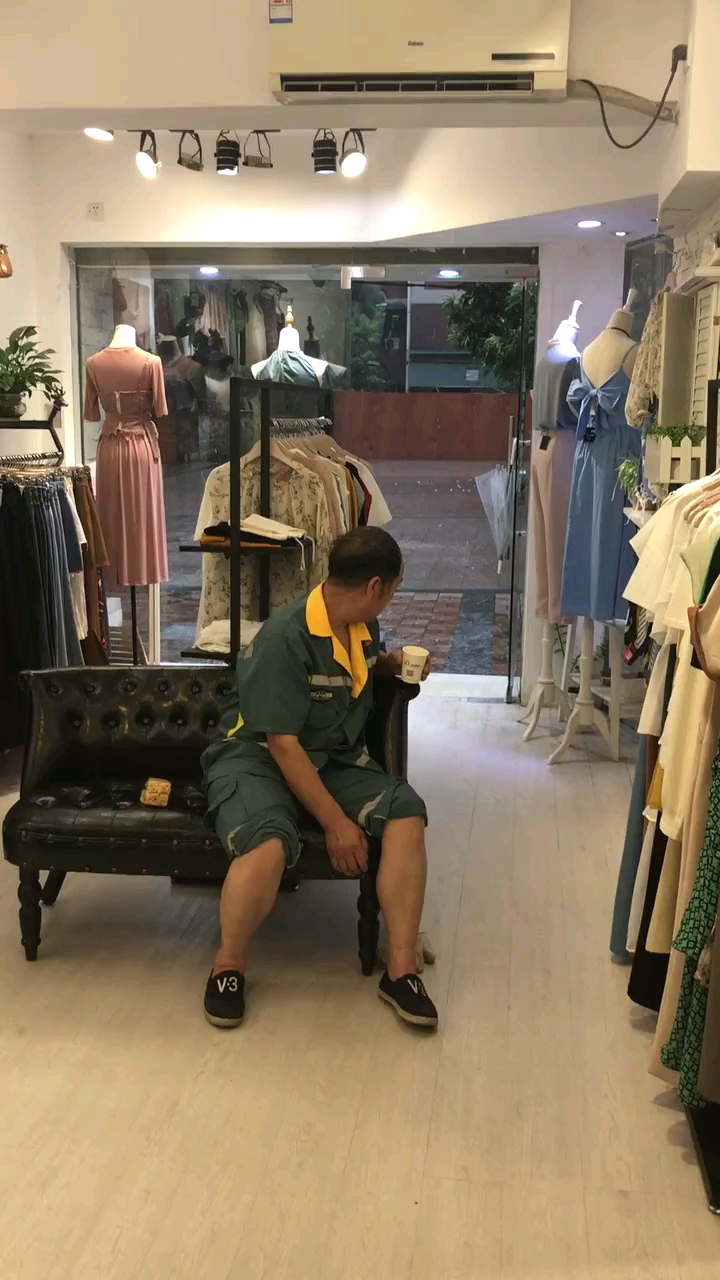 刚来上班看到大叔在门口避雨,开门让他进来,他不好意思进来怕影响生意