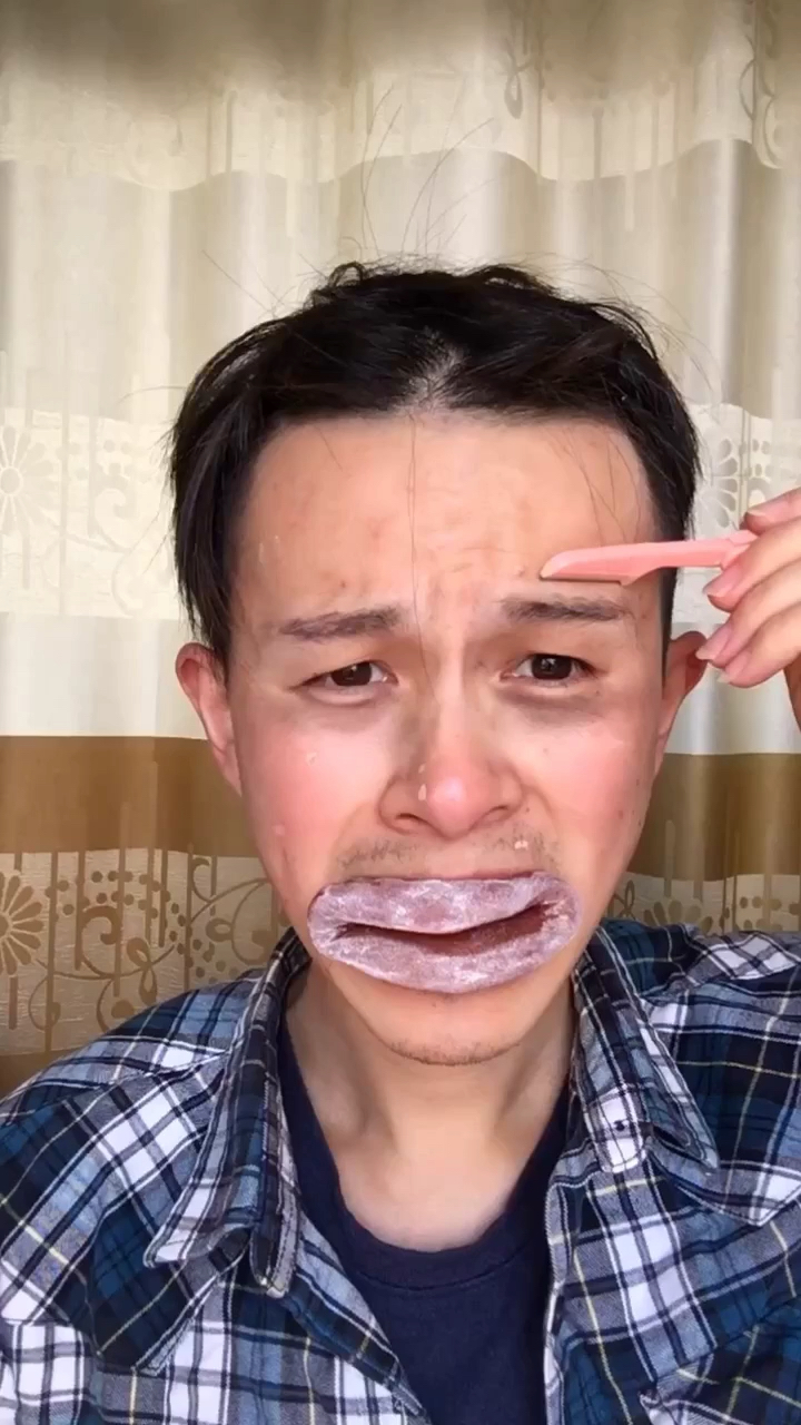 长得丑遭众人嫌弃,化个妆找回男人自信!