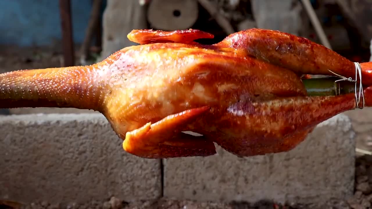 大冬今天做"炭火烤鸡",腌一天烤半天,大口撕着吃,喷香喷香的