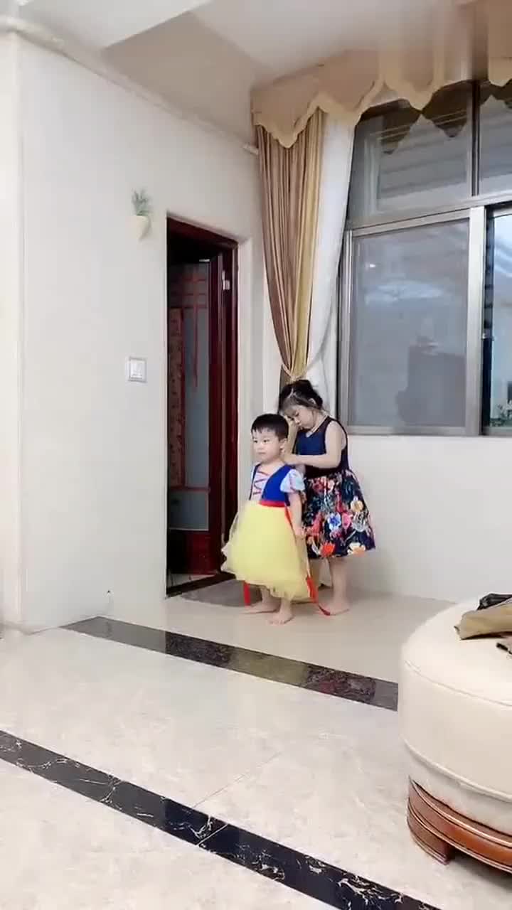 熊孩子穿裙子,就是不脱下来,姐姐一来老实了!