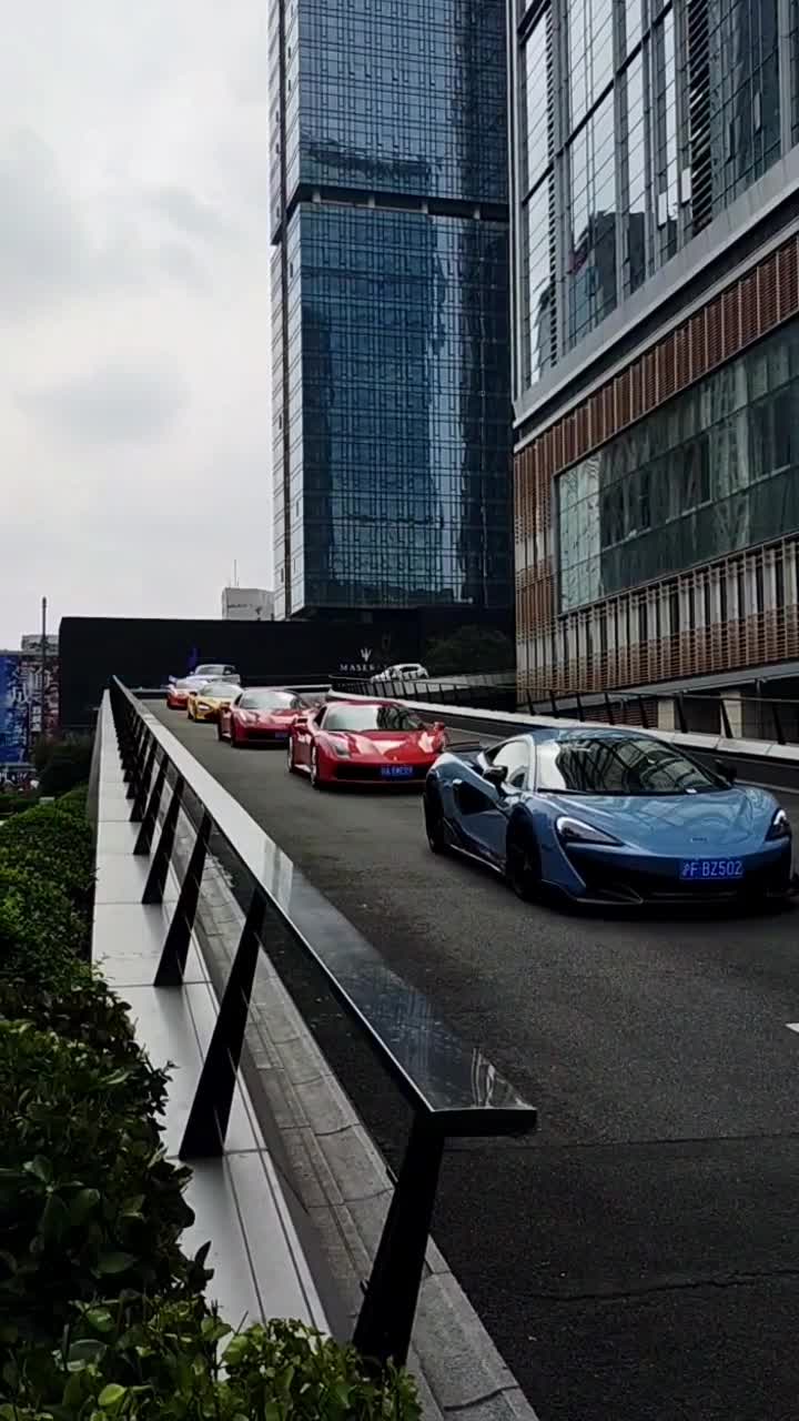 不一样的人生#成都太古里日常超跑,富二代组队打卡轰炸网红坡