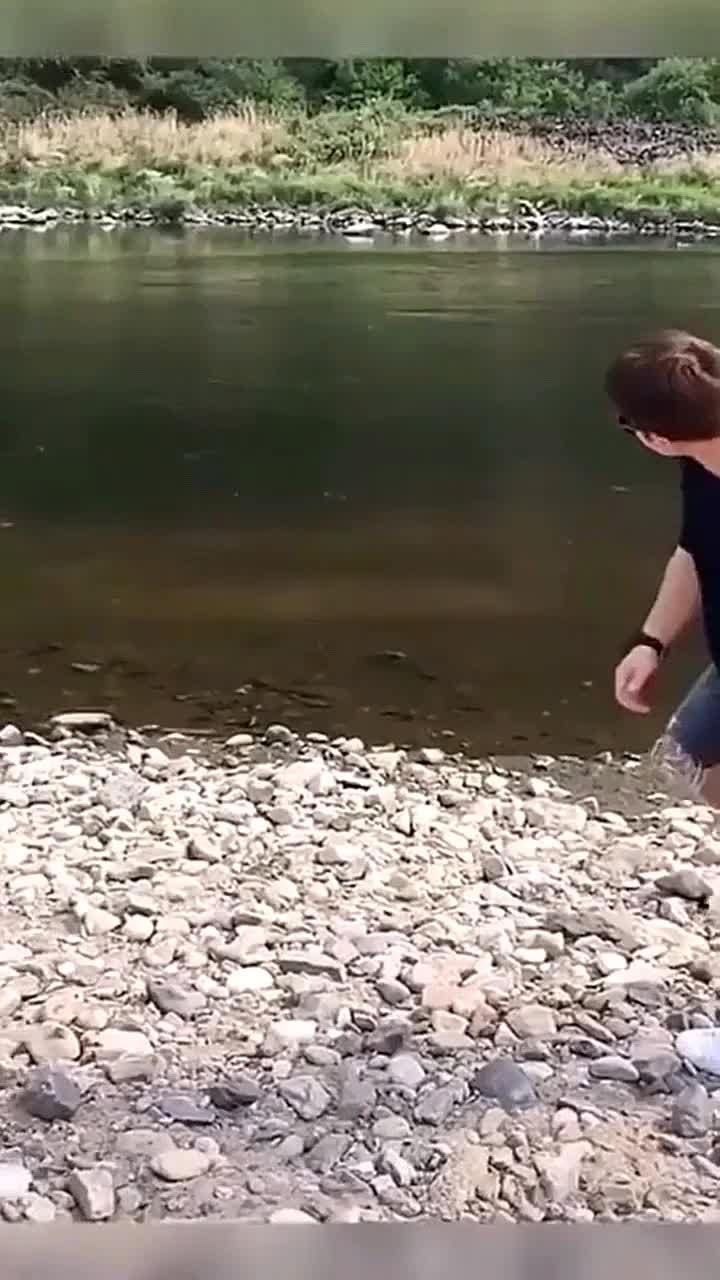 石子打水漂,这小伙绝对是高手