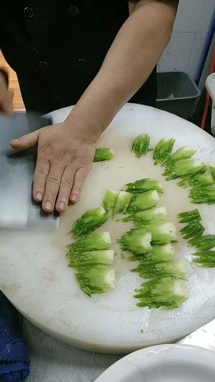 看看大酒店的厨师是怎样切苦瓜的