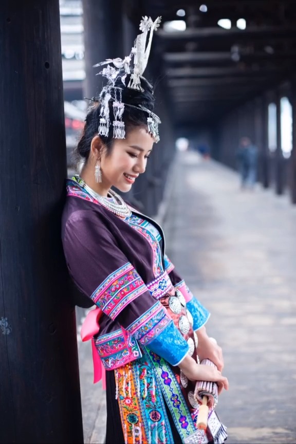 侗族姑娘最后醉在美丽的风雨桥头,因此成为了神话【醉在侗乡】