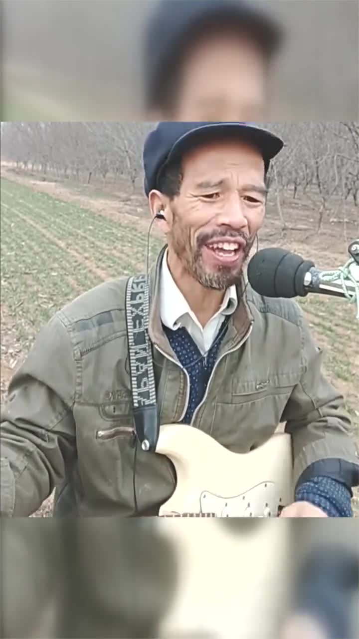 本亮大叔唱英文歌,吉他弹得好歌声更惊艳,比原唱还好听啊!