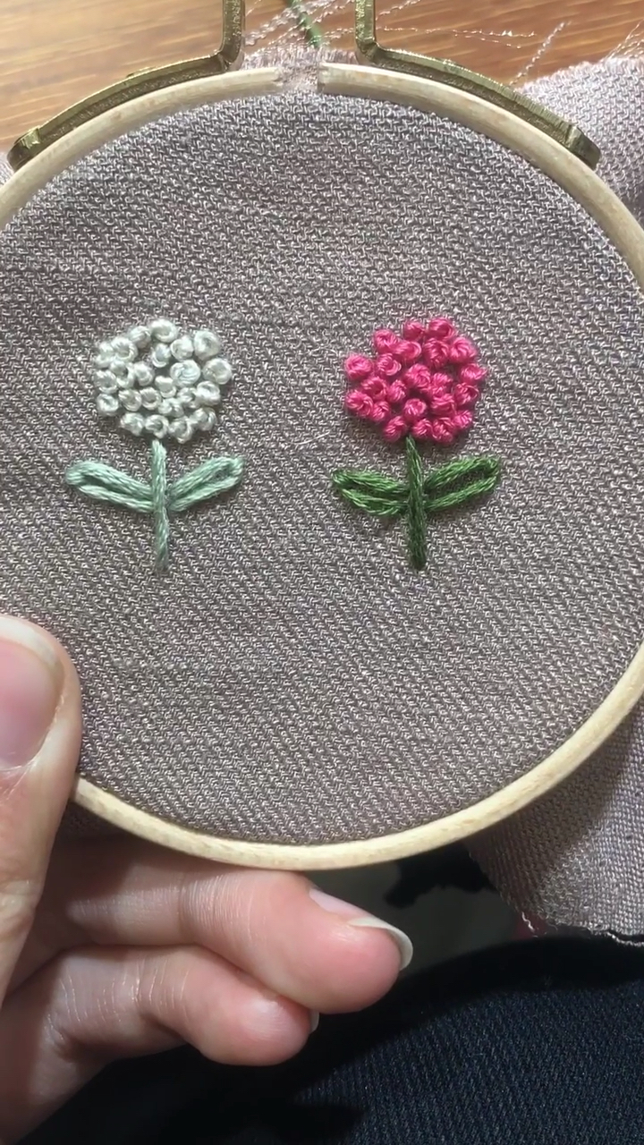 简单的小花,绣在衣服上也不错哦