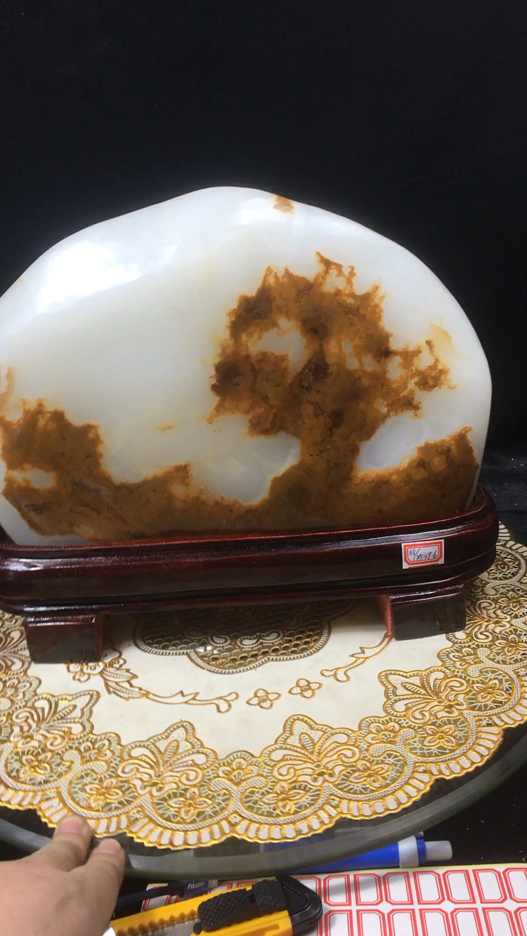 天然的伊朗白玉,玉质干净,通透无杂,黄金发财树