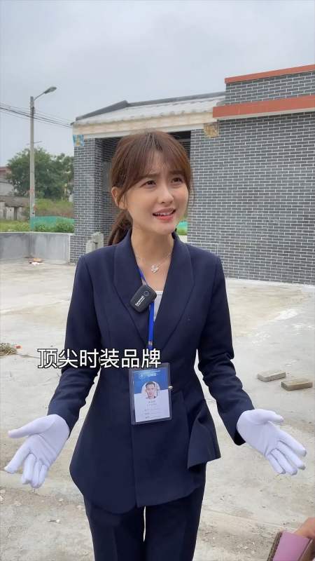 扫码下载度小视 发个视频 让别人知道 地摊小表妹l 17.