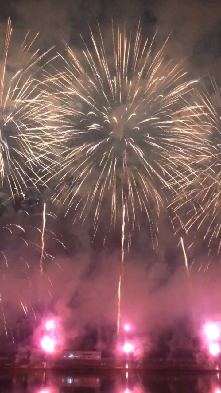 满天星烟花满屏灿烂,提前祝大家新年快乐,这个视频不上字幕方便大家