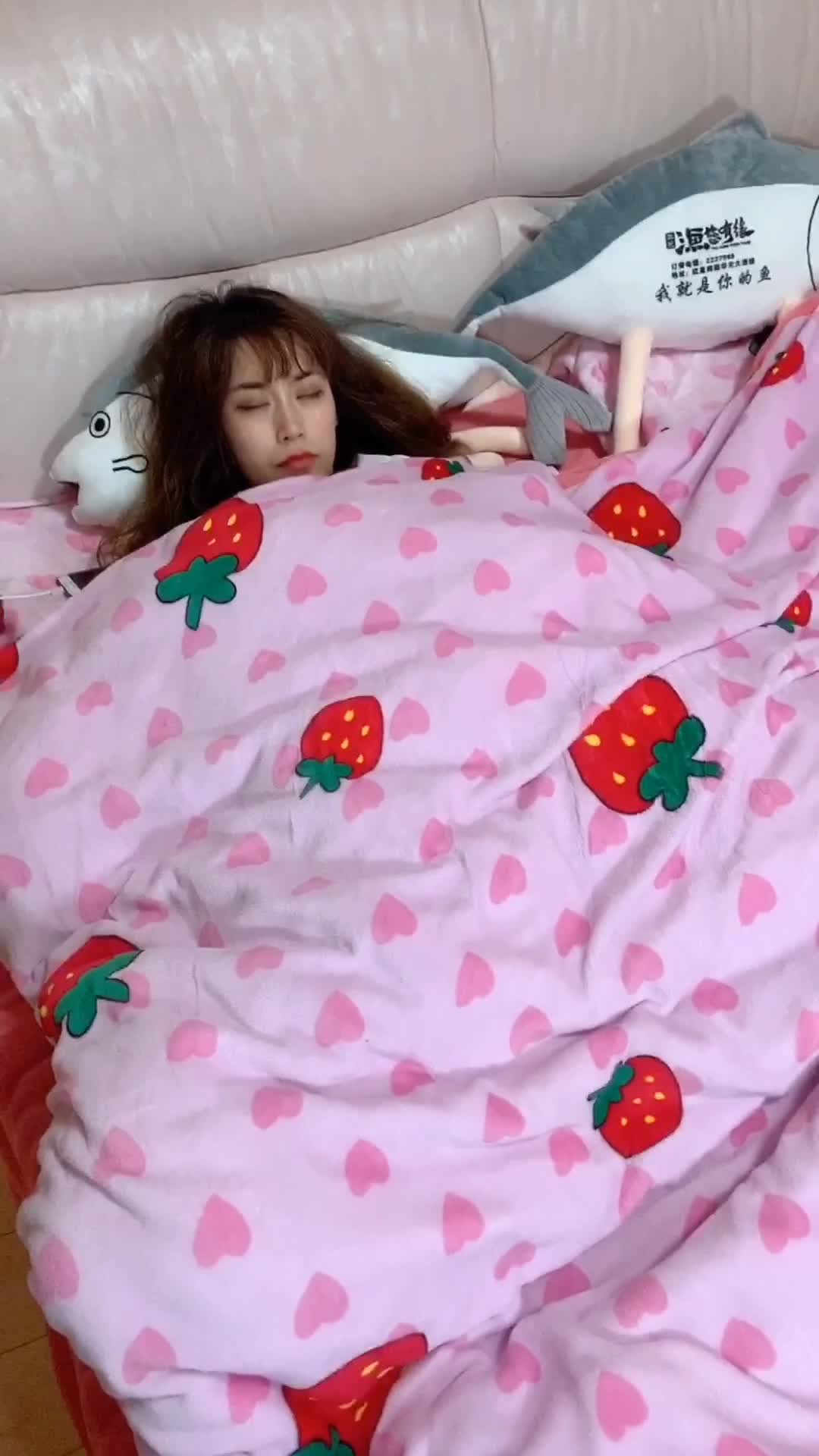 掀开被子才知道追了三年的女朋友是这样睡觉的.