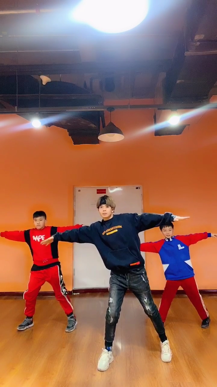 带上全民去旅行#三人教你街舞基础教学.这首歌太火了