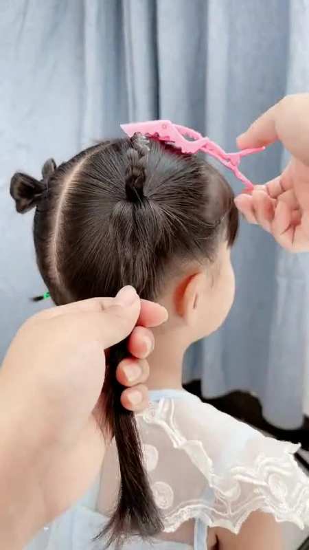 儿童编发今天扎一款可爱又俏皮的自带蝴蝶结发型主要是简单可以安排上
