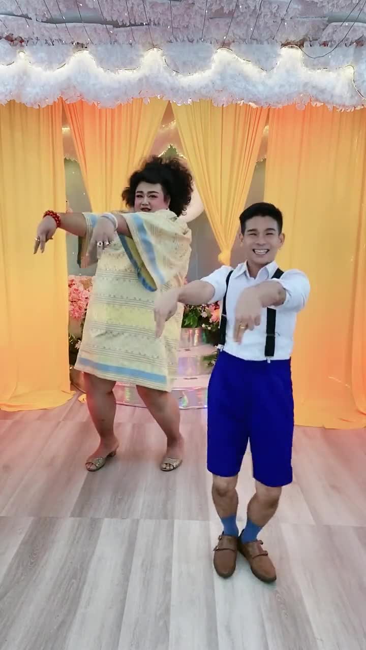 泰国母子一起跳螃蟹舞,妈妈的力气也太大了,竟单手抱着儿子跳!