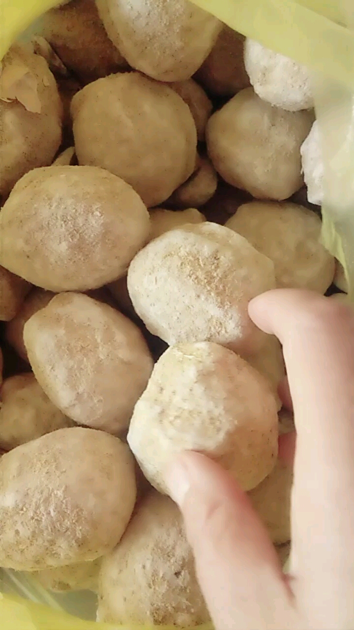 平安夜#这石灰蛋子里边是啥美食有知道的吗?