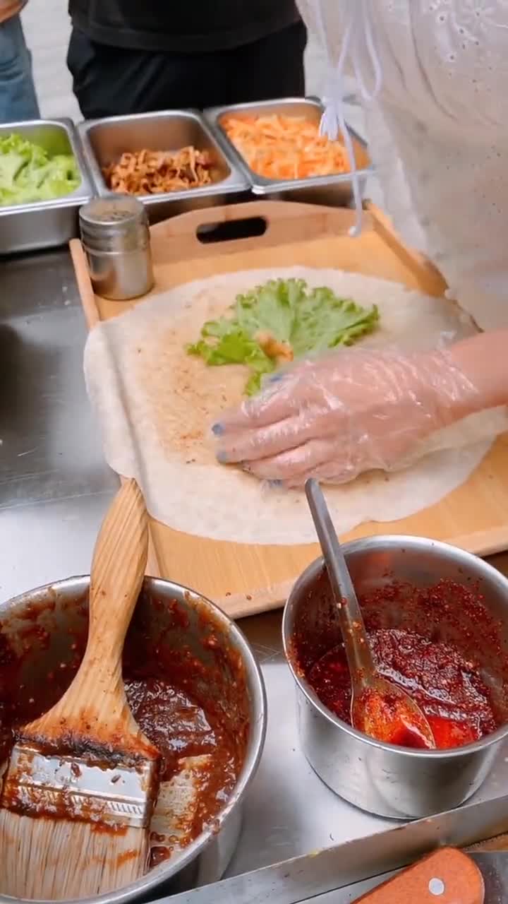 美女姐妹花摆摊卖卷饼,好不好吃不知道,但多少人是冲着这颜值去的