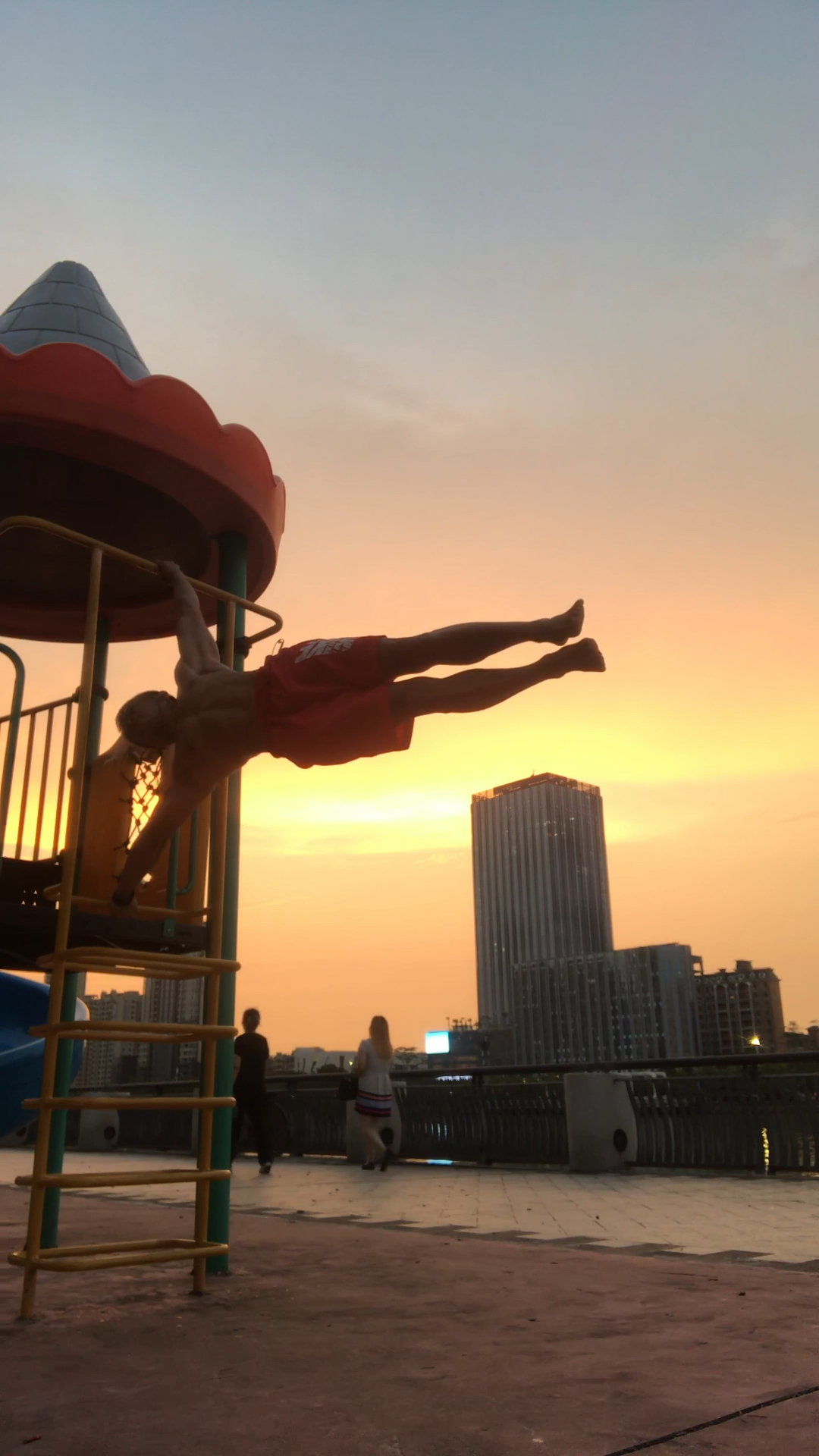 夕阳下的人体旗帜,你见过吗?