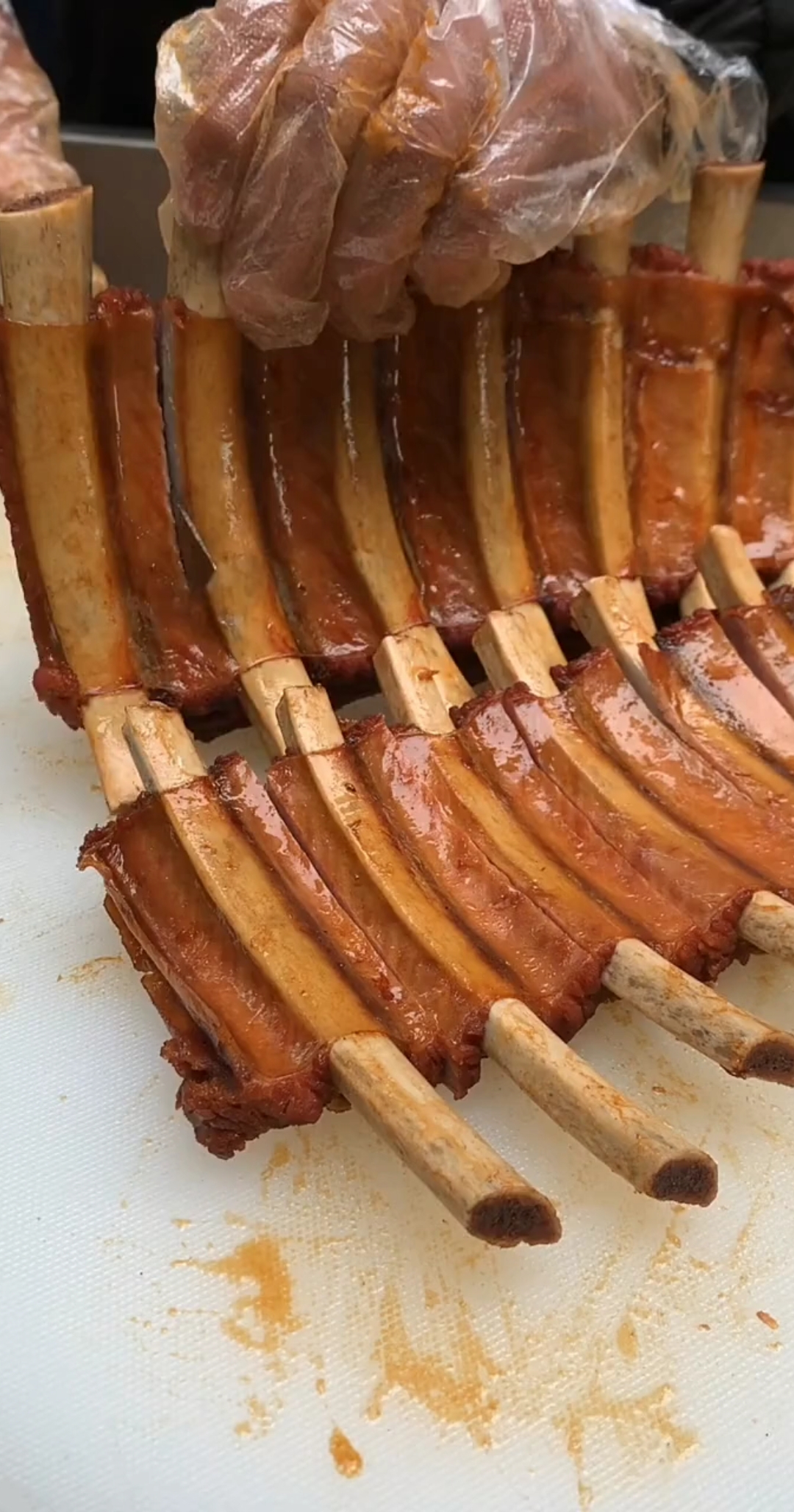 这可是刚出锅的卤黑猪排呦!好吃呦!