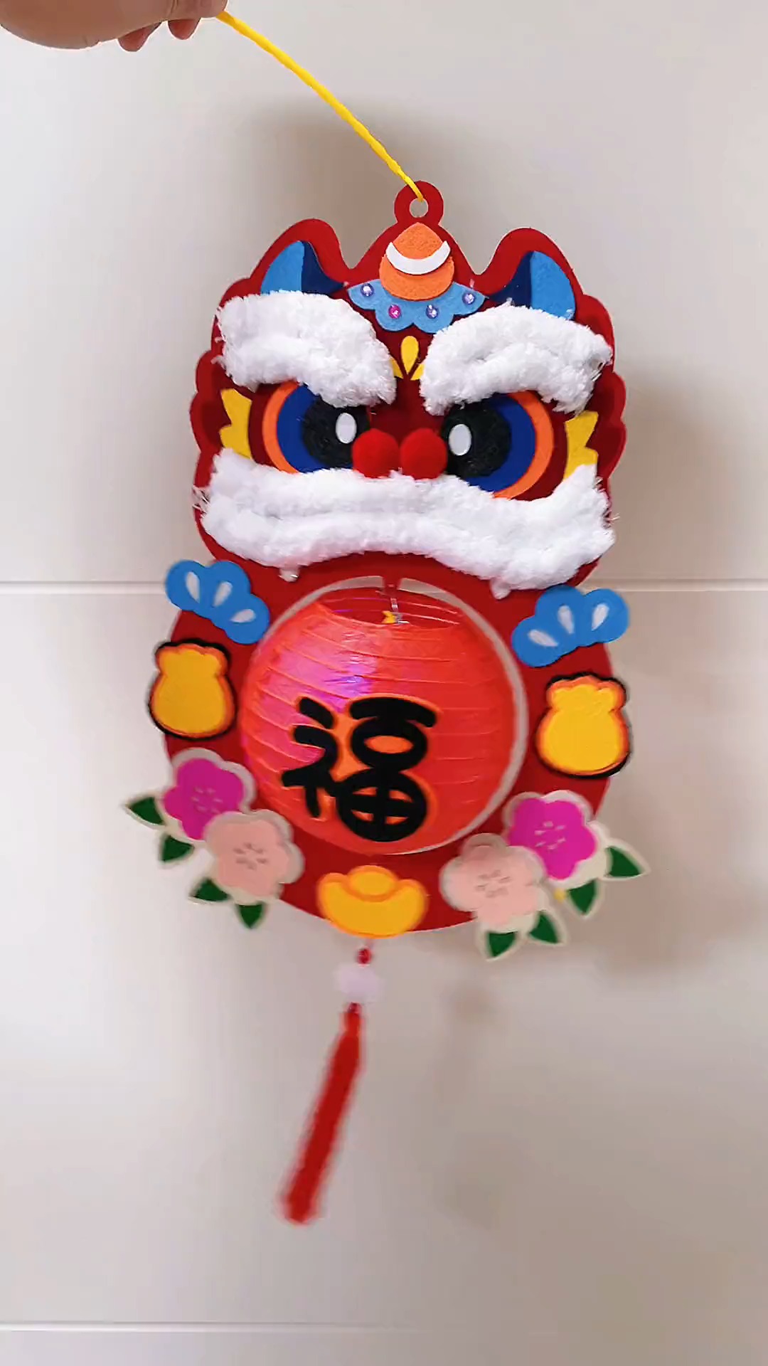 手工制作新年要到了带着宝贝一起来做可爱的醒狮灯笼吧