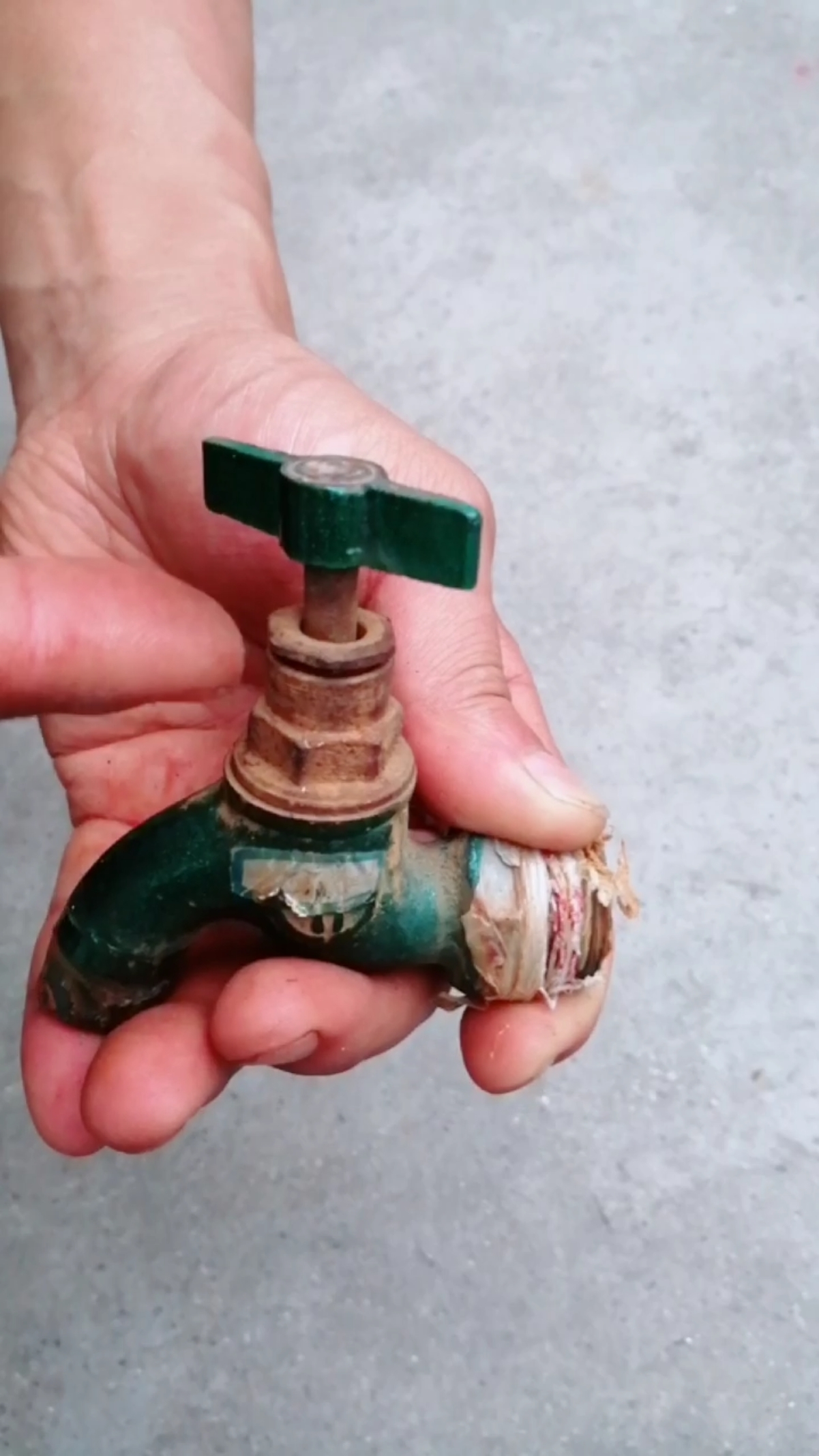 教大家水龙头阀芯漏水的维修方法