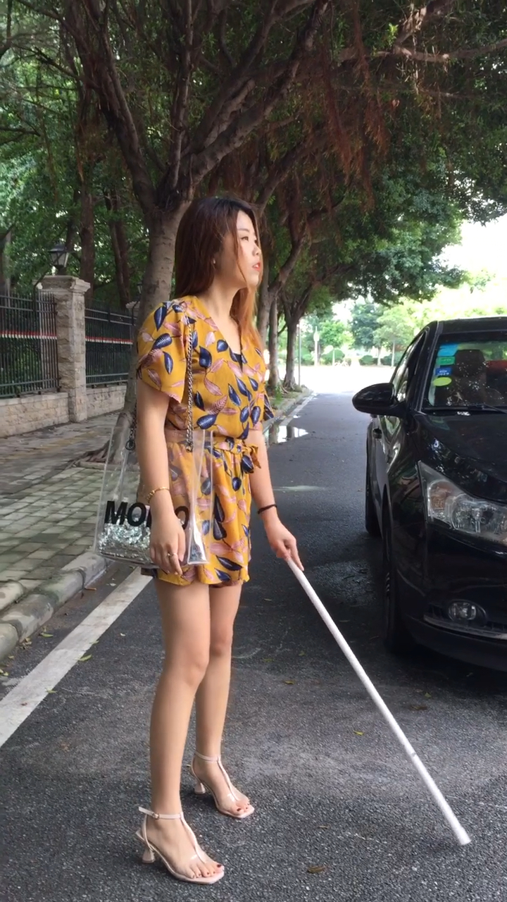 这美女还真的个瞎子