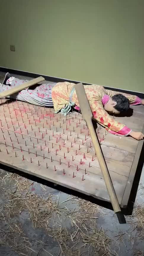 古代刑罚"滚钉床",隔着屏幕都感觉到疼,谁能接受得了