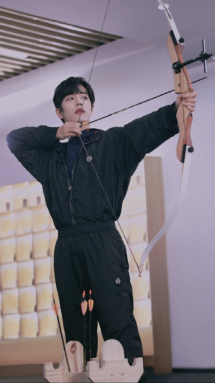 肖战#挺拔的身姿,绝美的少年,哥哥射箭的样子都这么帅,你更喜欢谁?