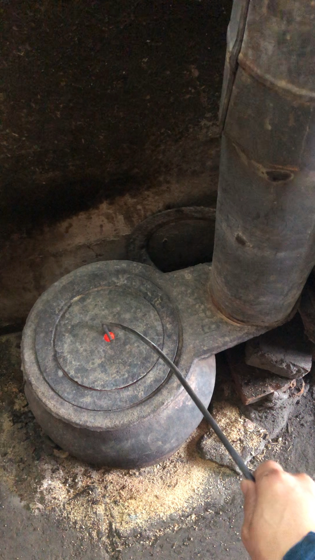 看看东北火炕炉子,这火烧的,旺旺旺