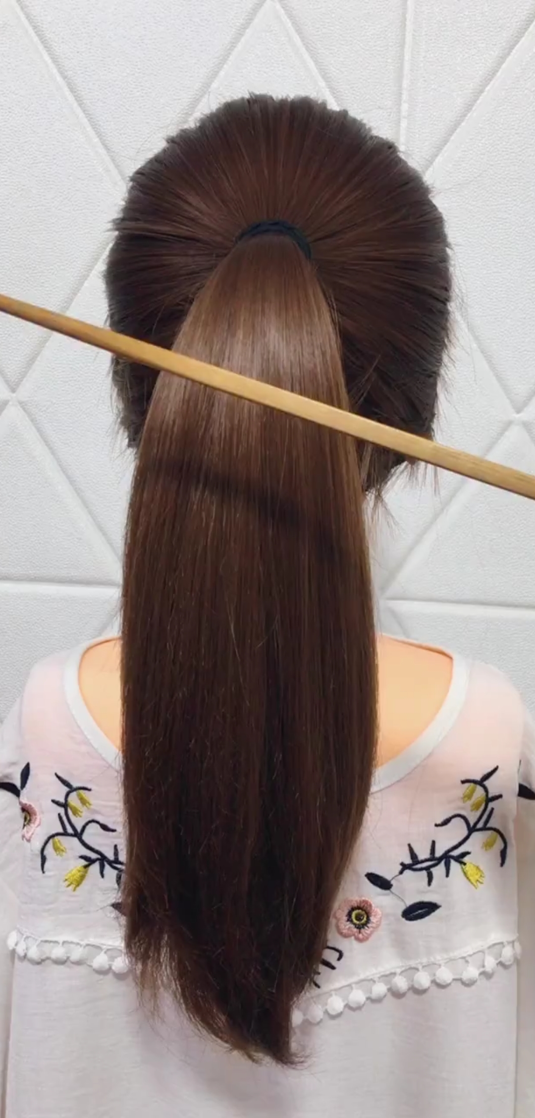 一根筷子盘起长发