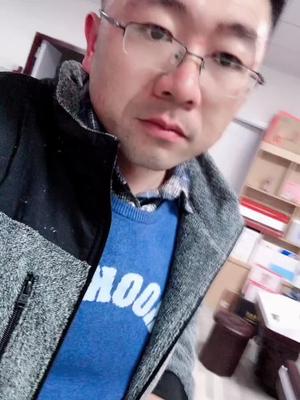 借个自拍杆还不适应!#沧桑大叔 #向日葵?