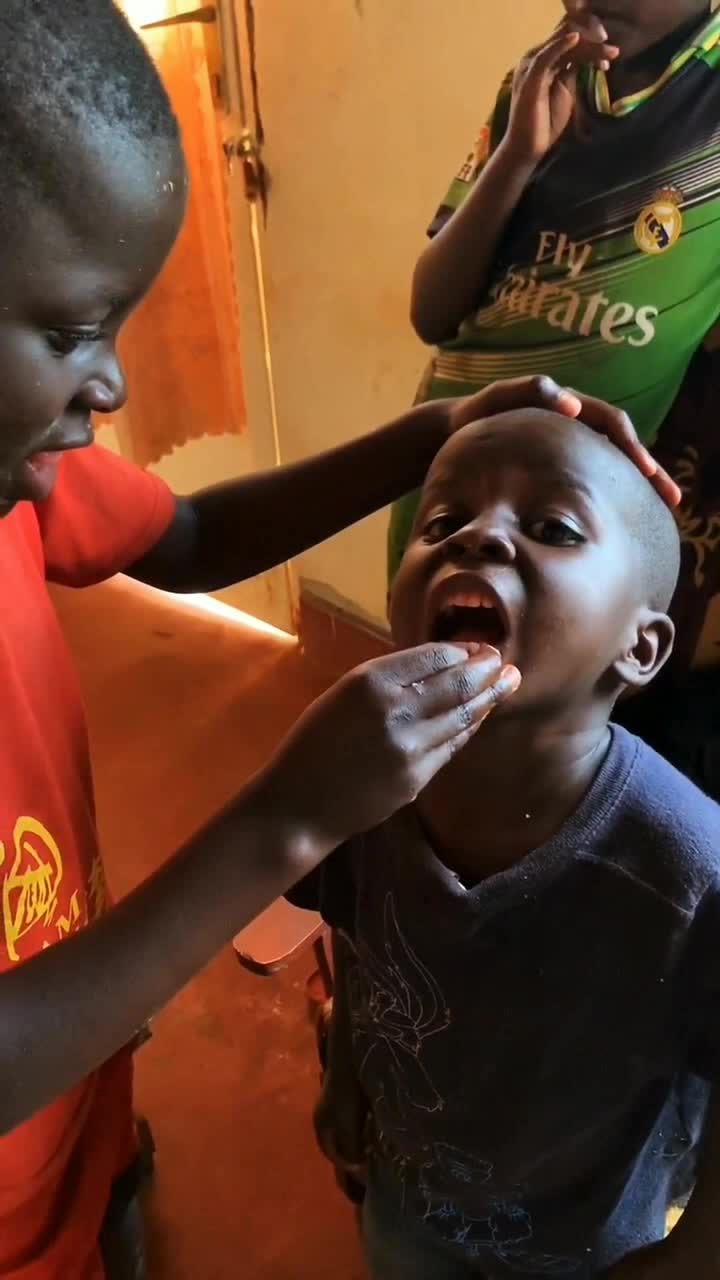 非洲小朋友吃肉塞牙了,这个场面很搞笑