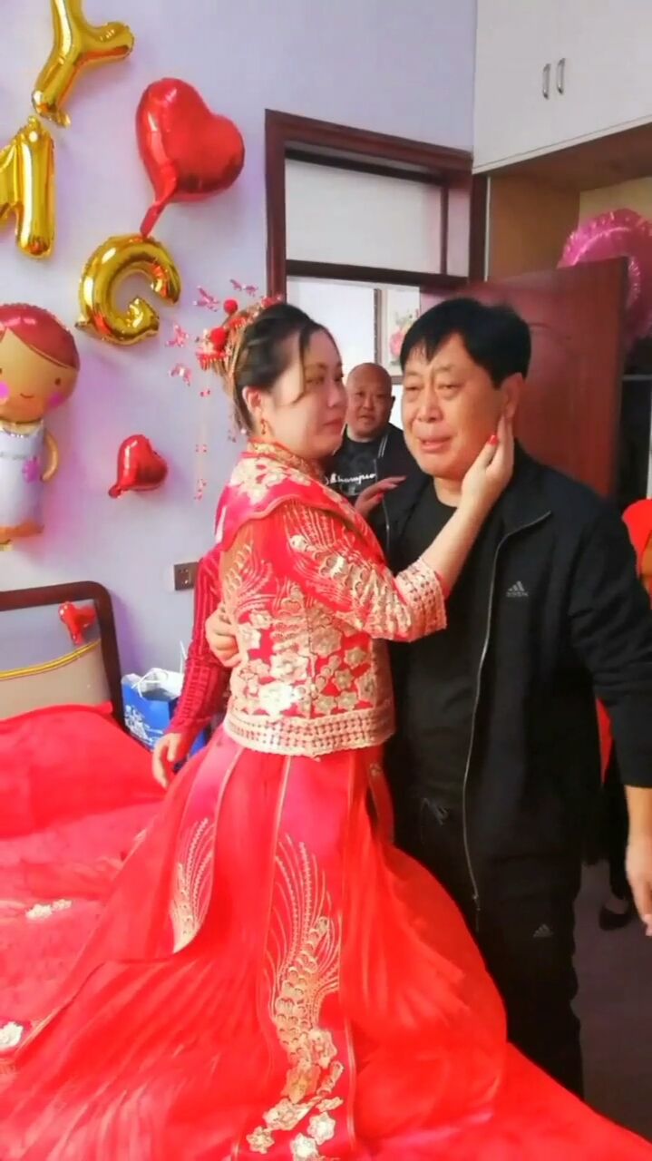 女兒即將嫁為人妻,拜別父母,平時鐵一樣的男人此時哭的像個孩子.