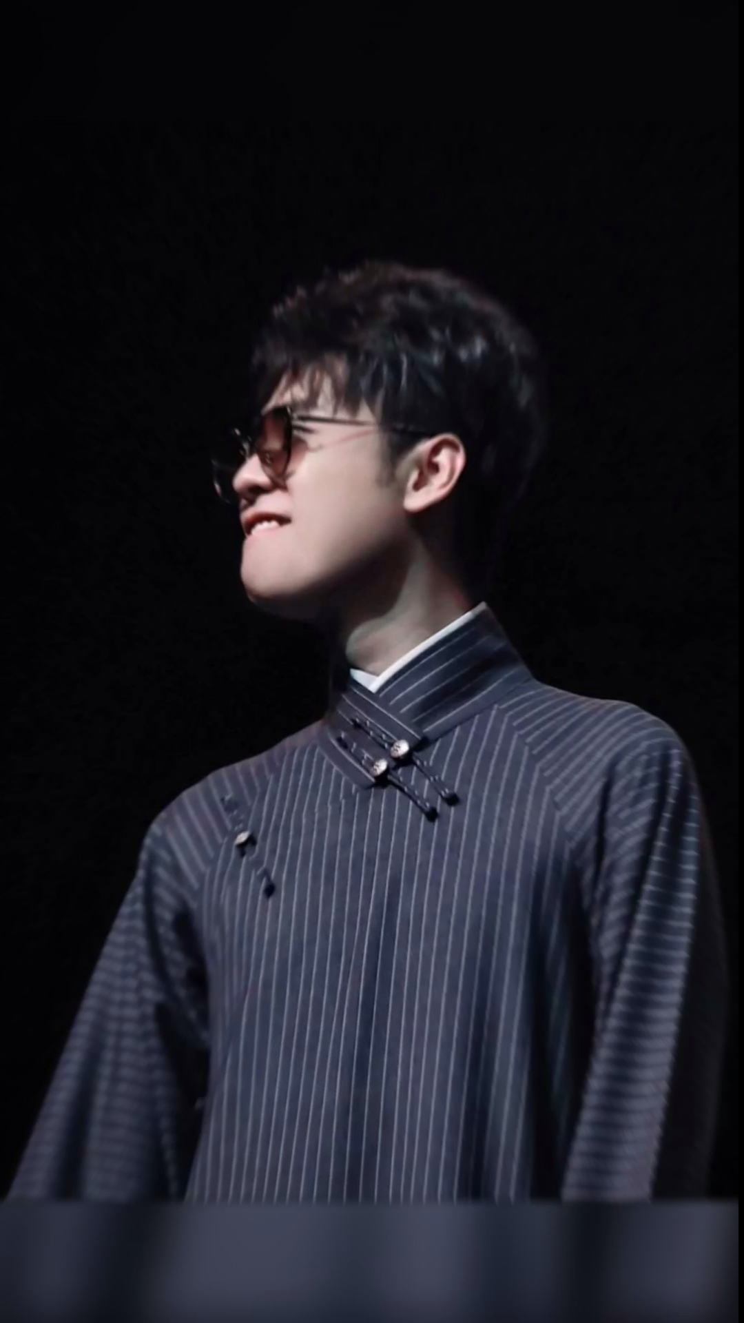 张云雷#各种带眼镜的雷雷真的是痞帅痞帅的