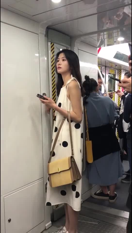 我的天啊,一号线地铁碰到的什么仙女?素颜女神啊#街拍