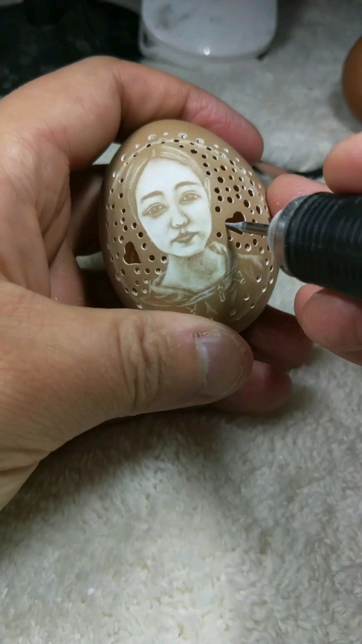 鸡蛋壳上雕刻你的媳妇