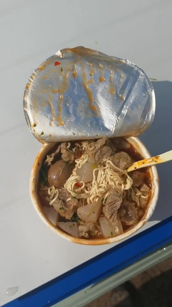工地的伙食着实不错,吃碗泡面都有这么肉,太幸福了!