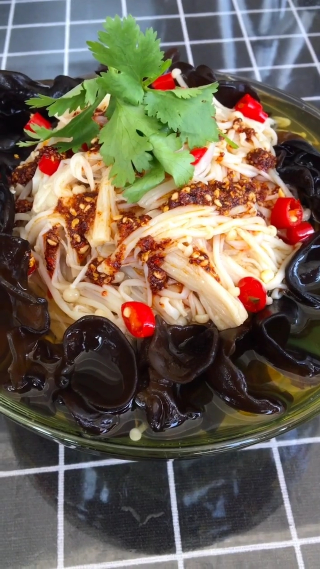 捞拌木耳金针菇