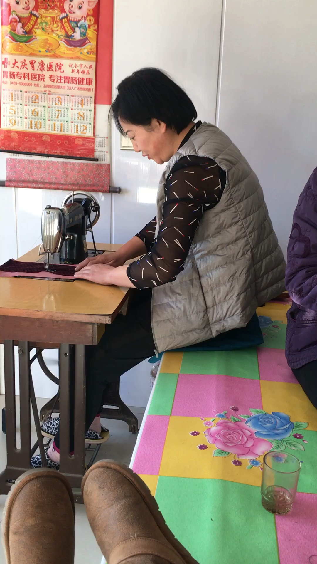 农村老娘们,做着鞋,扯着老婆舌!