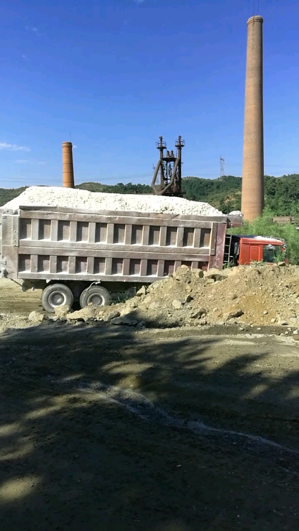 山区拉石灰大货车