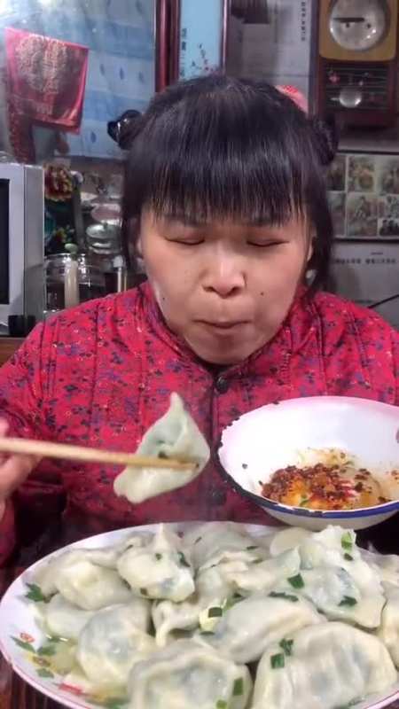 小姑子吃相真恶心,嘴里不停的瞎哼哼,听得我一点胃口都没有